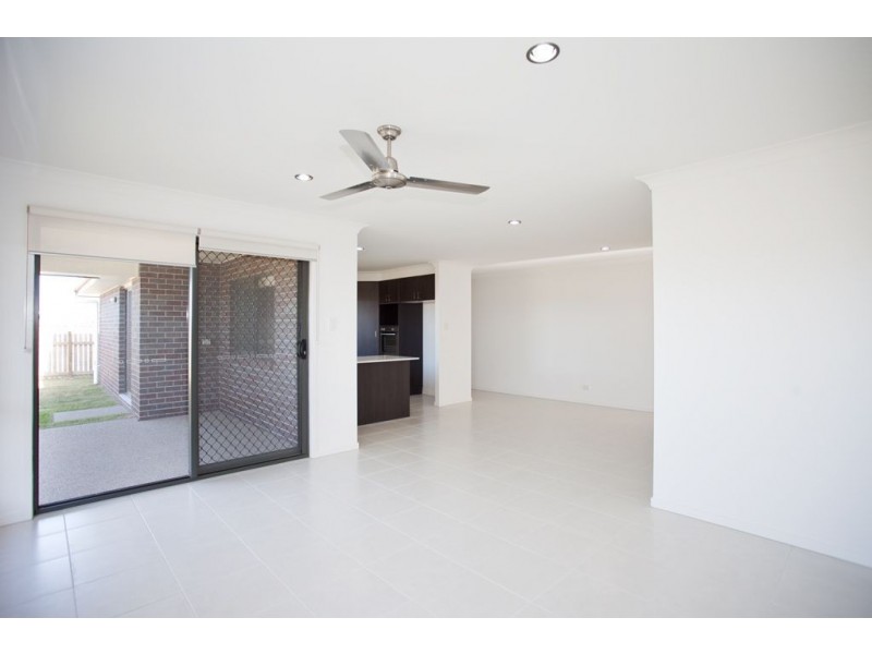 2/8 Halifax Place, Rural View QLD 4740