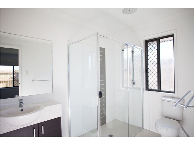 2/8 Halifax Place, Rural View QLD 4740