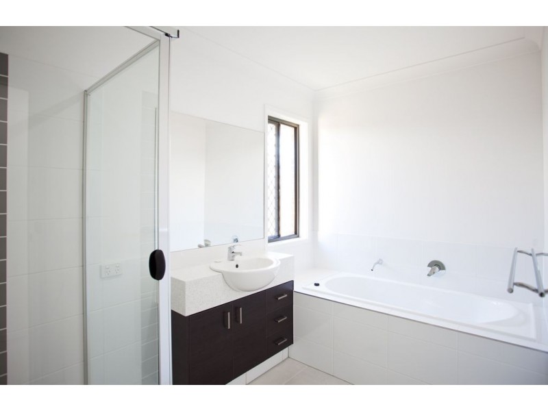 2/8 Halifax Place, Rural View QLD 4740