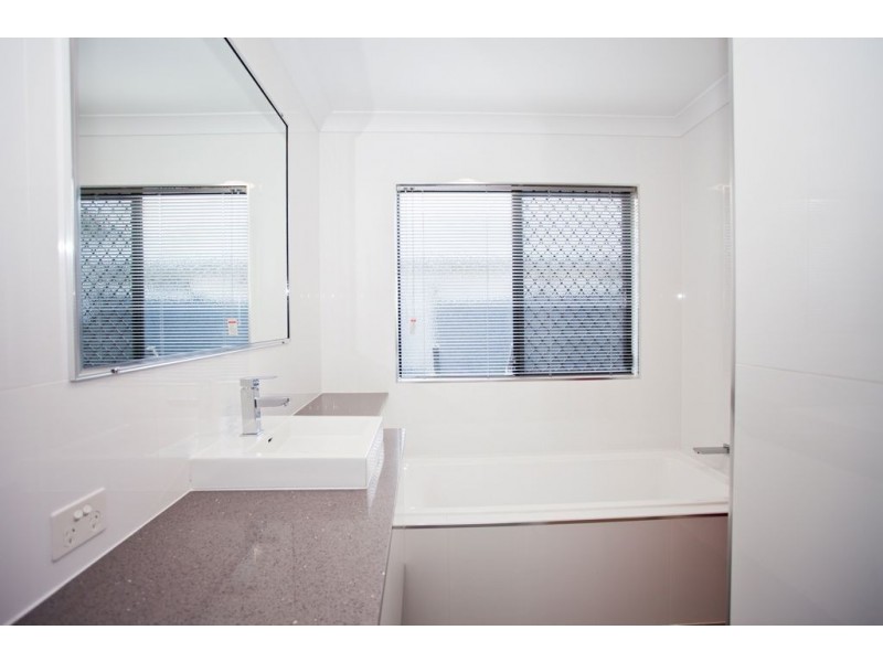 3 McIlwraith Way, Rural View QLD 4740