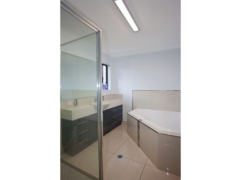 25 Kensington Court, Glenella QLD 4740