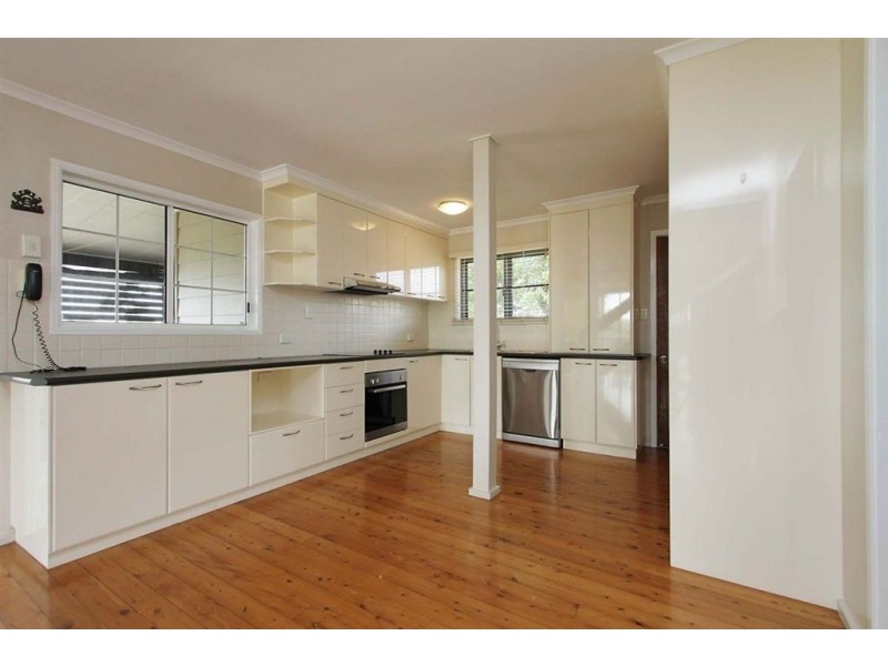 8 Weigands Road, Alexandra QLD 4740