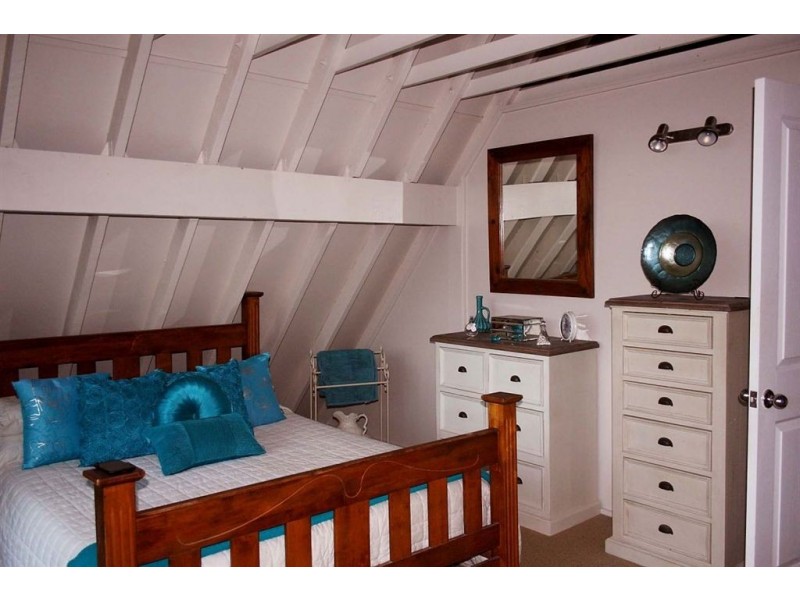 8 Weigands Road, Alexandra QLD 4740