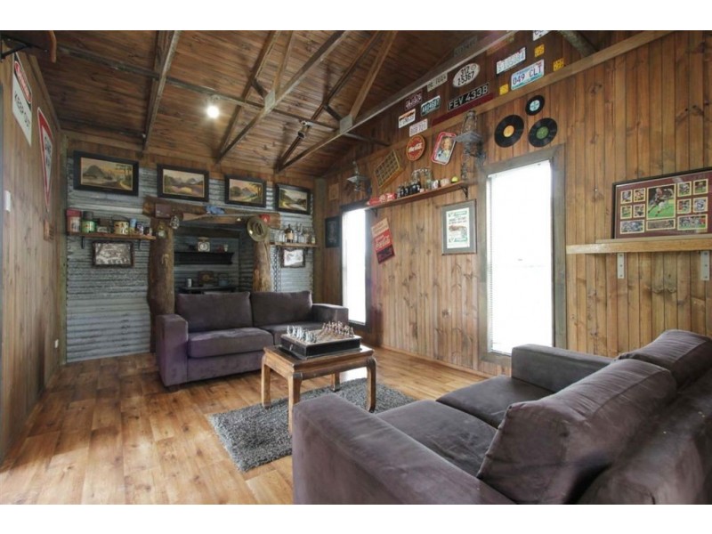 8 Weigands Road, Alexandra QLD 4740