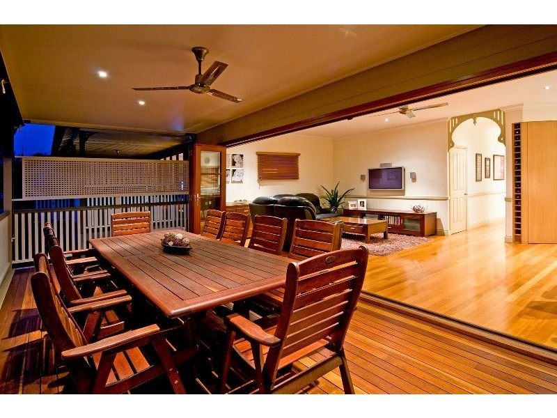 134 Barton Road, Hawthorne QLD 4171