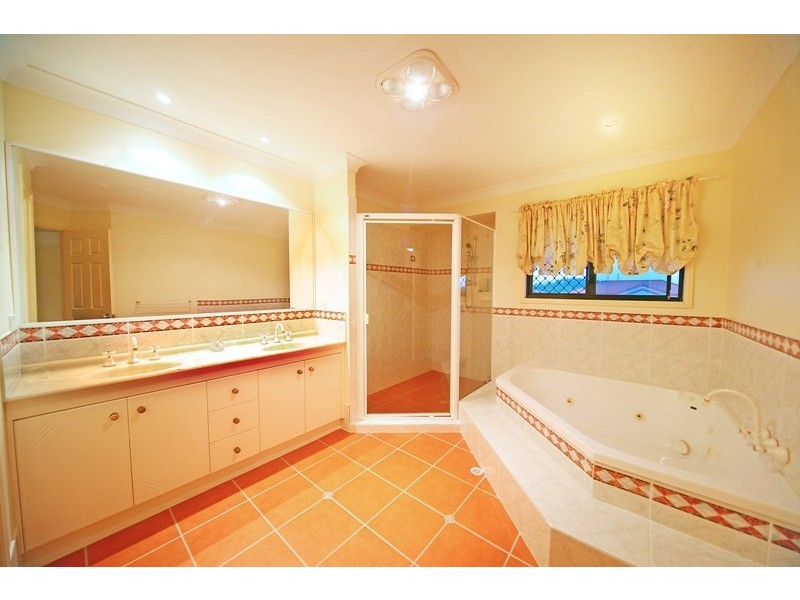 12 Forest Place, Carindale QLD 4152