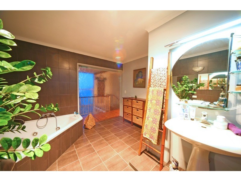 35 Barton Road, Hawthorne QLD 4171