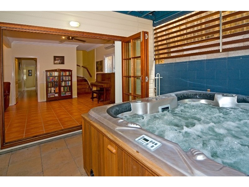 40 Overend Street, Norman Park QLD 4170