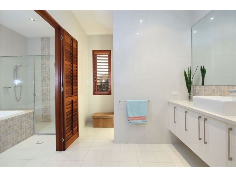 27 McDonald Street, Hawthorne QLD 4171