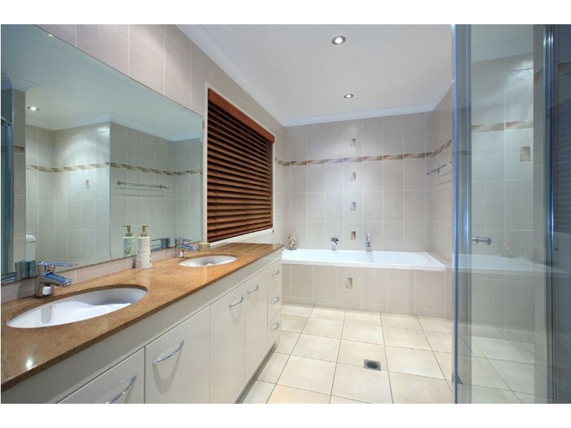 8 Piccadilly Place, Carindale QLD 4152