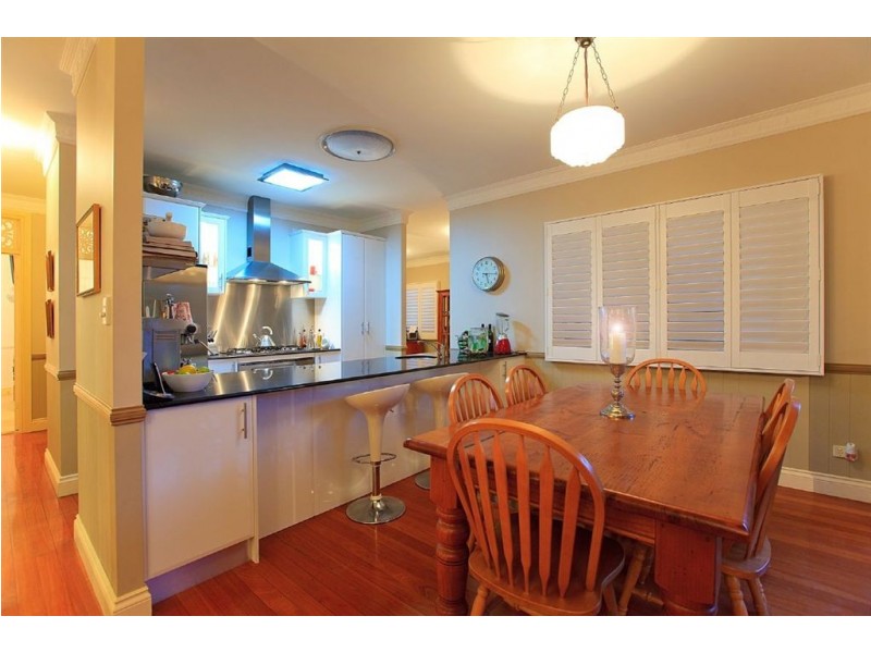 8 Camboor Street, Camp Hill QLD 4152