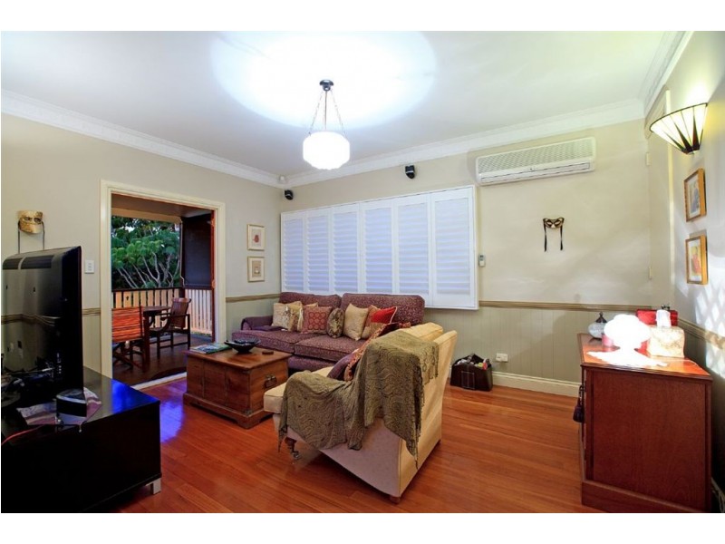 8 Camboor Street, Camp Hill QLD 4152