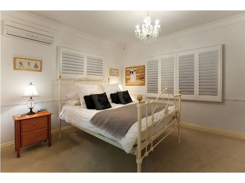 8 Camboor Street, Camp Hill QLD 4152