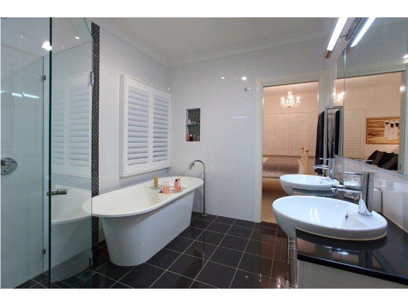 8 Camboor Street, Camp Hill QLD 4152