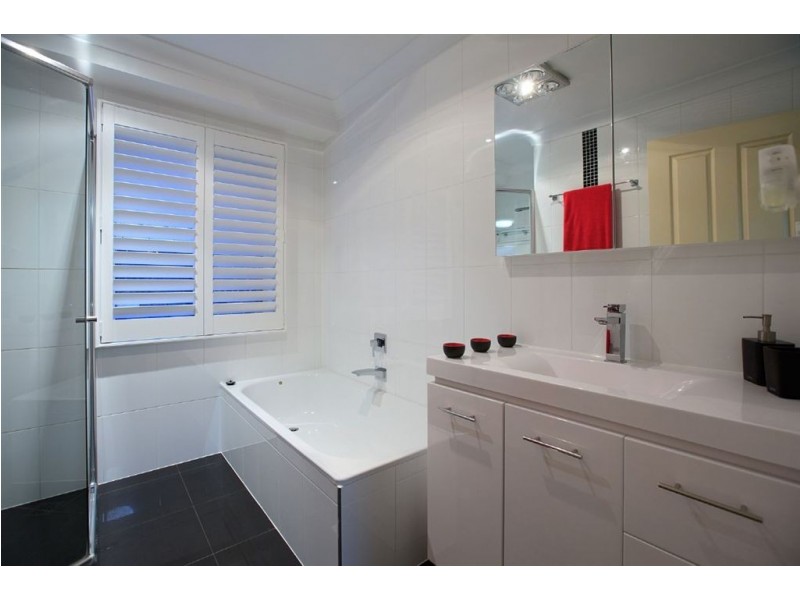 8 Camboor Street, Camp Hill QLD 4152