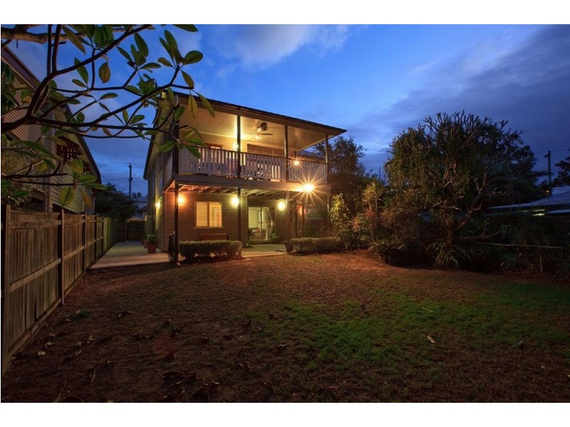 8 Camboor Street, Camp Hill QLD 4152