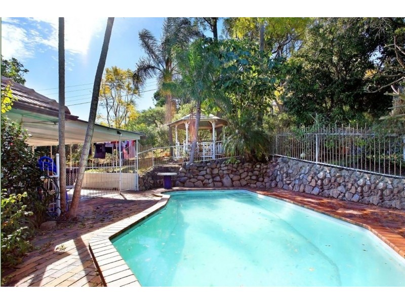 4 Pattison Avenue, Norman Park QLD 4170