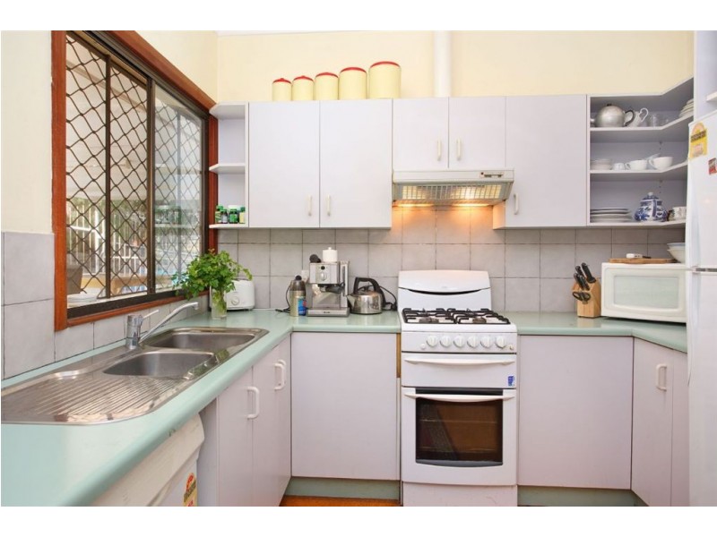 4 Pattison Avenue, Norman Park QLD 4170