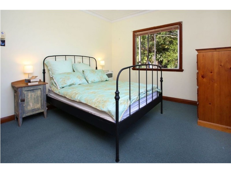 4 Pattison Avenue, Norman Park QLD 4170