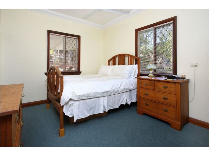 4 Pattison Avenue, Norman Park QLD 4170