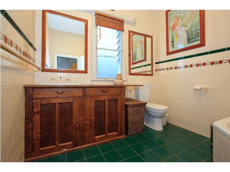 133 Macrossan Avenue, Norman Park QLD 4170