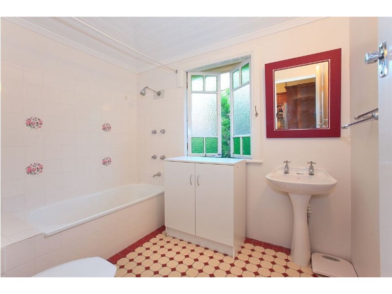 11 Dutton Street, Hawthorne QLD 4171