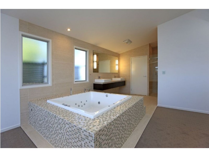 120 Barton Road, Hawthorne QLD 4171