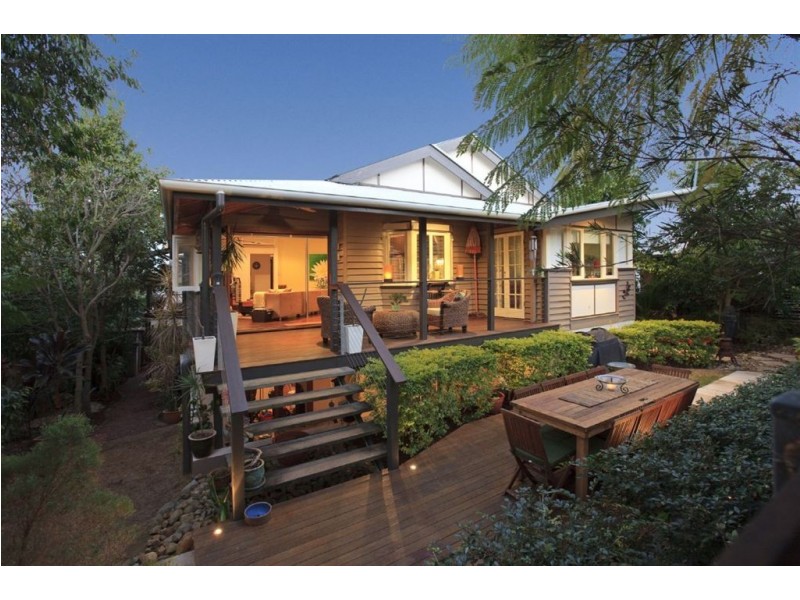 61 Dover Street, Hawthorne QLD 4171