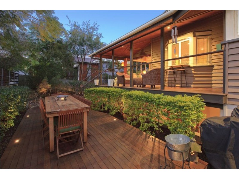 61 Dover Street, Hawthorne QLD 4171