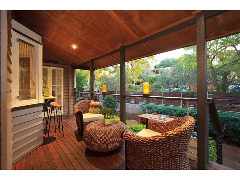 61 Dover Street, Hawthorne QLD 4171