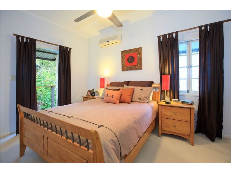 61 Dover Street, Hawthorne QLD 4171