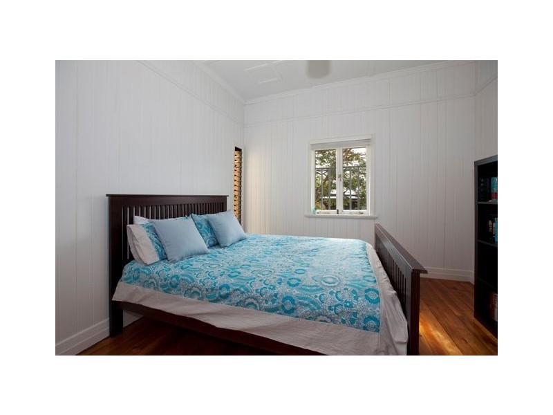 91 Overend Street, Norman Park QLD 4170