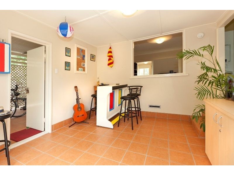 16 Ernest Street, Morningside QLD 4170