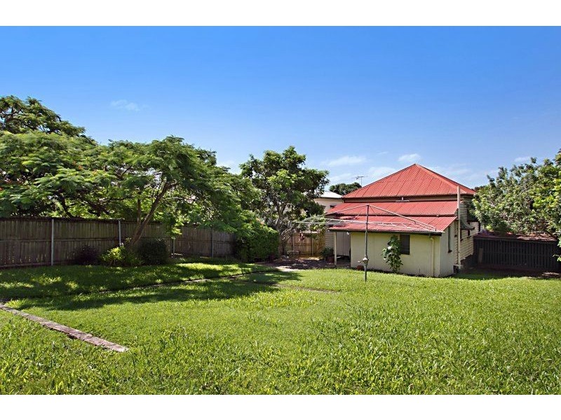 27 Macrossan Avenue, Norman Park QLD 4170