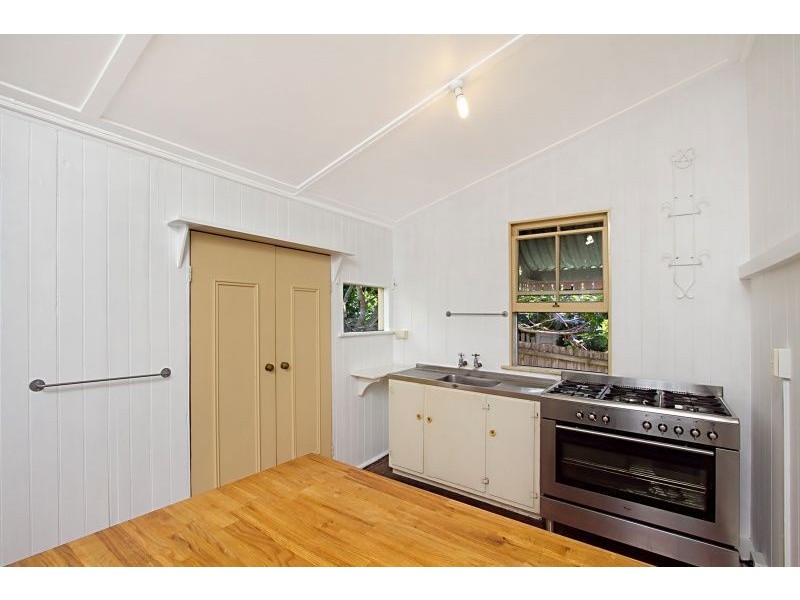 27 Macrossan Avenue, Norman Park QLD 4170