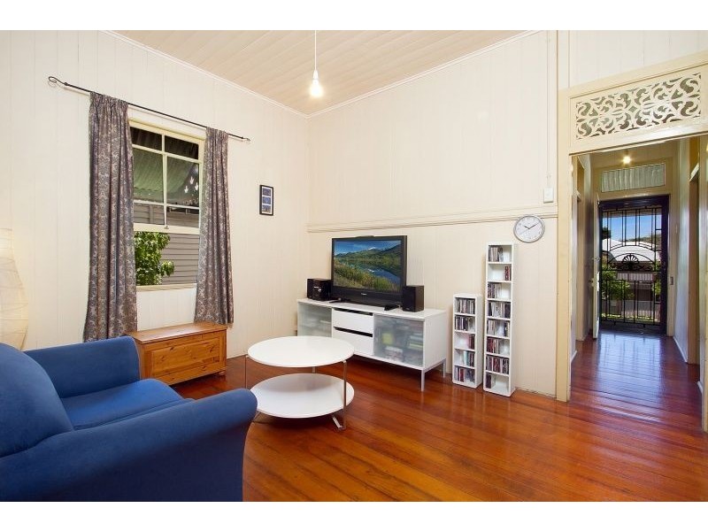 27 Macrossan Avenue, Norman Park QLD 4170