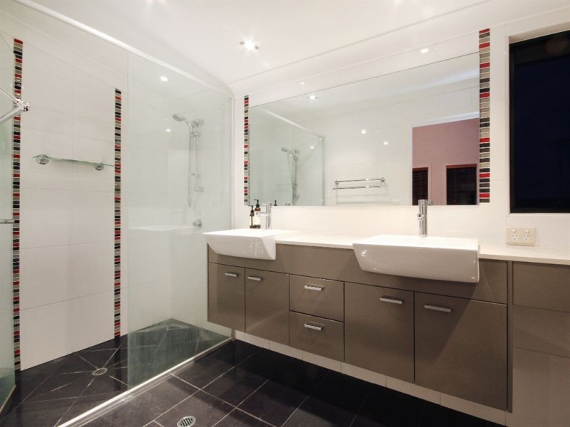 2/4 Kates Street, Morningside QLD 4170