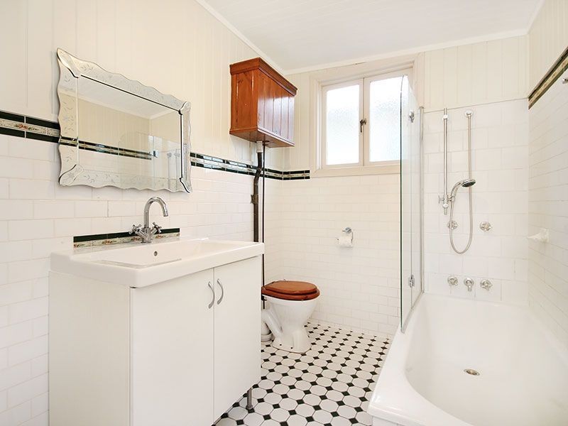 158 Macrossan Avenue, Norman Park QLD 4170