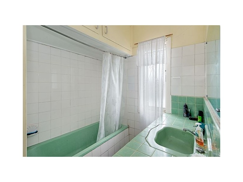 17 Gladstone Street, Coorparoo QLD 4151