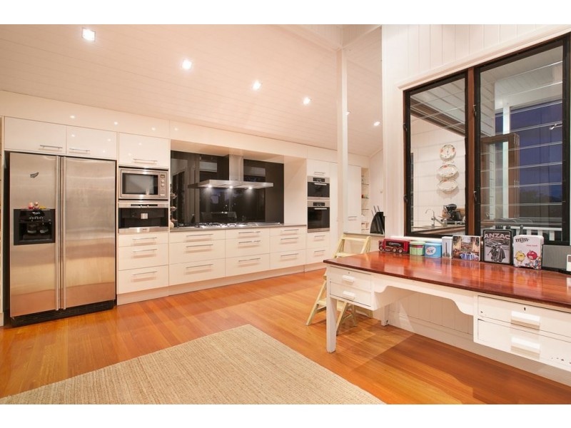 158 Barton Road, Hawthorne QLD 4171