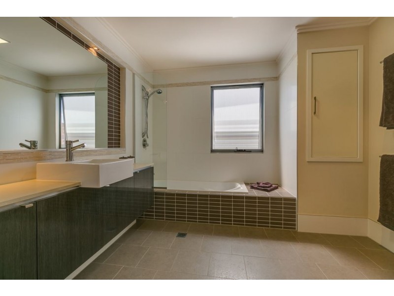 1/23 Collings Street, Balmoral QLD 4171