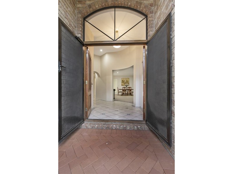 4 Coronet Close, Carindale QLD 4152