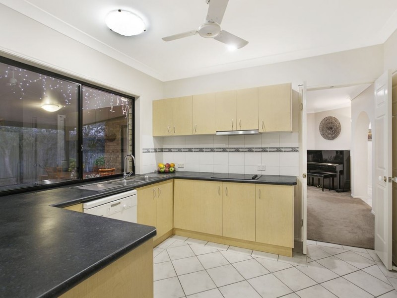 4 Coronet Close, Carindale QLD 4152