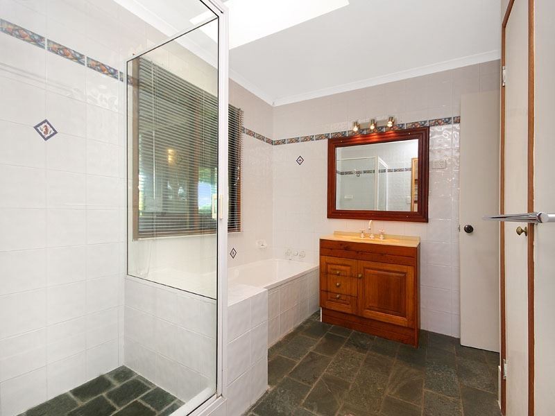 1a Pratt Court, Point Lookout QLD 4183