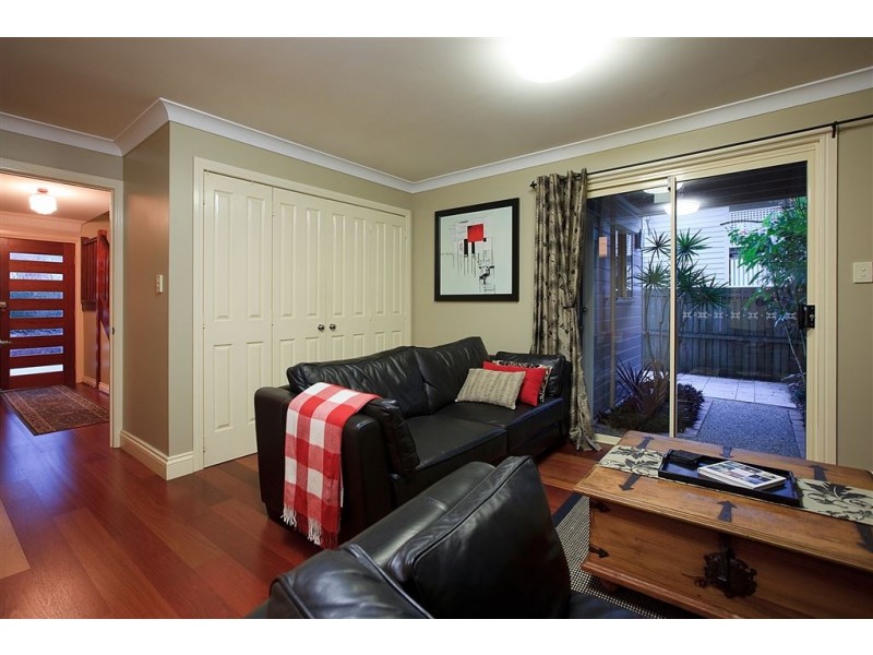 8 Camboor Street, Camp Hill QLD 4152