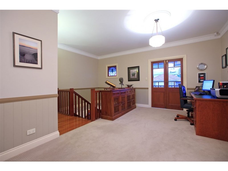 8 Camboor Street, Camp Hill QLD 4152