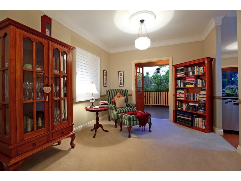 8 Camboor Street, Camp Hill QLD 4152