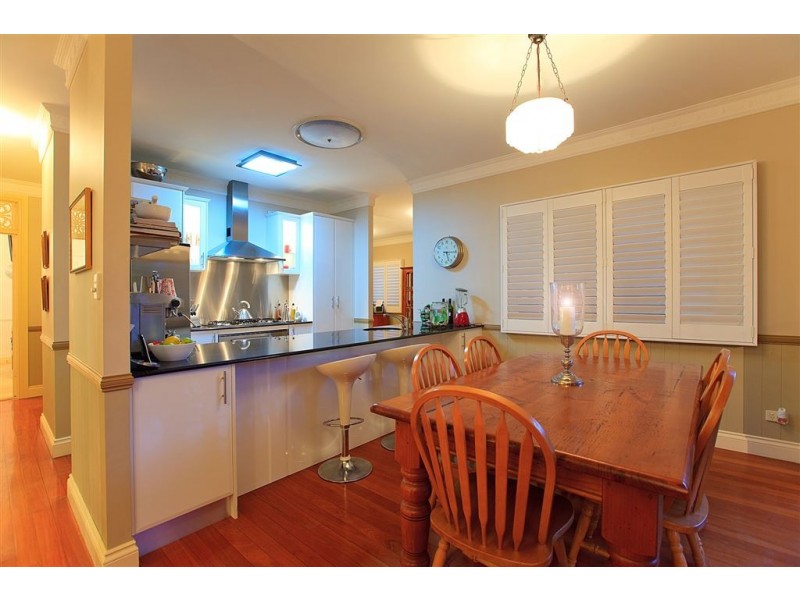 8 Camboor Street, Camp Hill QLD 4152