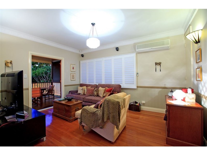 8 Camboor Street, Camp Hill QLD 4152