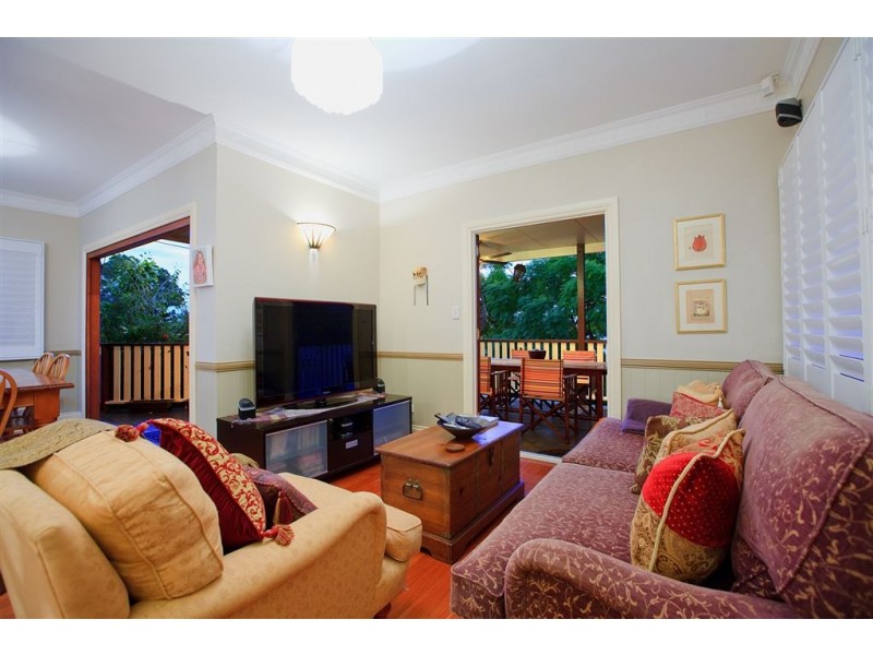 8 Camboor Street, Camp Hill QLD 4152